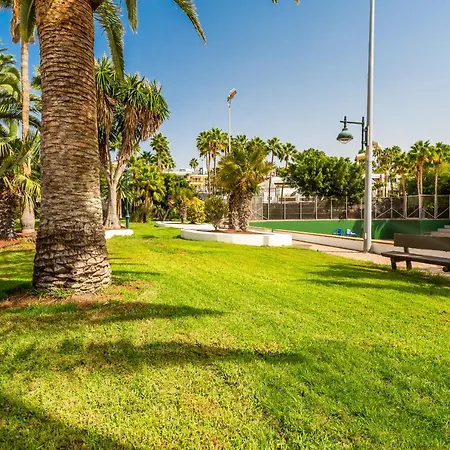 Red Volcano Apartment, Free Access To The Fariones Sports Center * Puerto del Carmen (Lanzarote)
